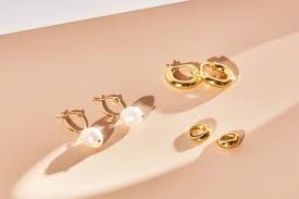 راهنمای انتخاب گوشواره طلا برای سنین مختلف